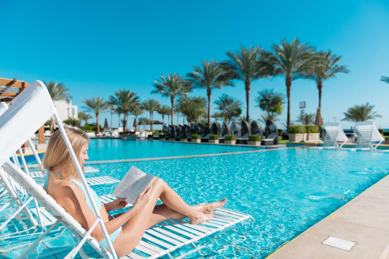 שארם א-שייח Sunrise Montemare Resort -Grand Select (Adults Only) מראה חיצוני תמונה A woman sunbathing at a pool